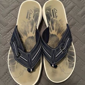 Clarks sz 7 navy blue